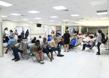 Hospitales dominicanos colapsan por brote de virus respiratorios