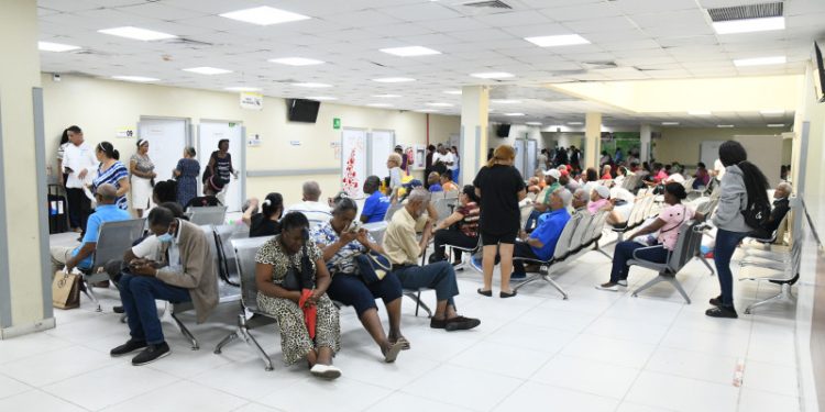Hospitales dominicanos colapsan por brote de virus respiratorios Hospitales dominicanos colapsan por brote de virus respiratorios
