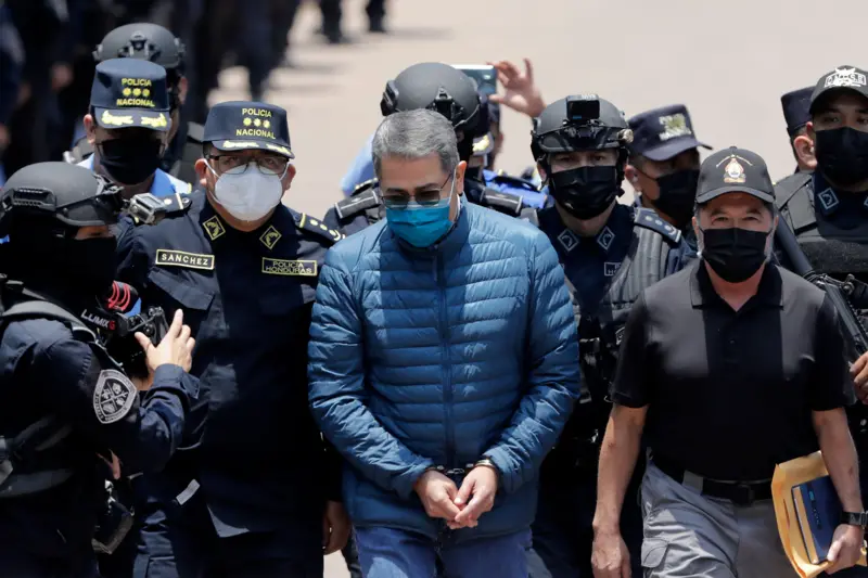 Trump indulta al expresidente hondureño Juan Orlando Hernández Hernández fue extraditado a EE.UU. en 2022, tras dejar la Presidencia, para enfrentar cargos por conspiración para narcotráfico.