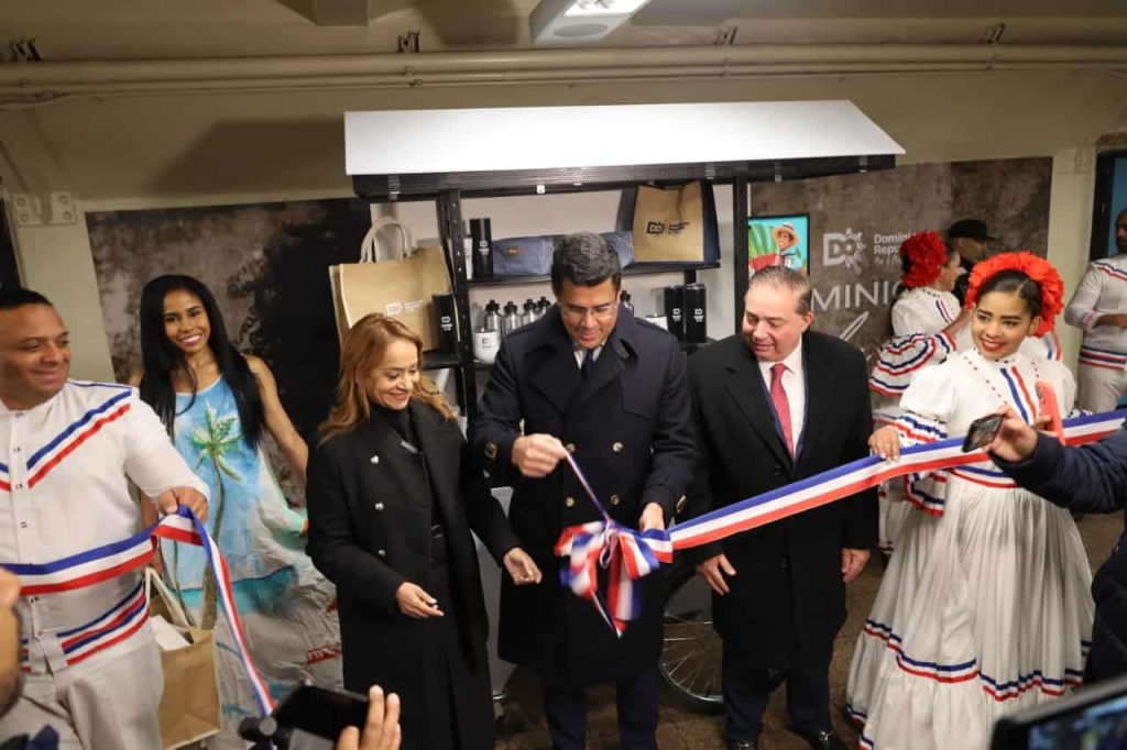 El ministro David Collado corta la cinta que marca el inicio de la campaña “Subway to Paradise”. (Diario Libre/Jesús Vásquez)