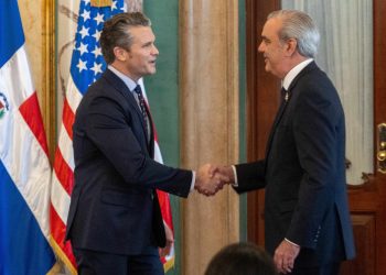 El secretario de Defensa de Estados Unidos, Pete Hegseth, comparte un encuentro con el presidente Luis Abinader durante su visita oficial. (Foto Luduis Tapia)