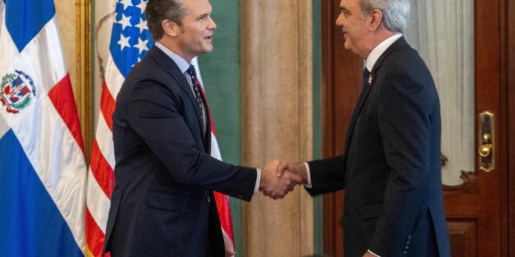 Estados Unidos refuerza su presencia militar en el Caribe con el mayor despliegue en décadas El secretario de Defensa de Estados Unidos, Pete Hegseth, comparte un encuentro con el presidente Luis Abinader durante su visita oficial. (Foto Luduis Tapia)