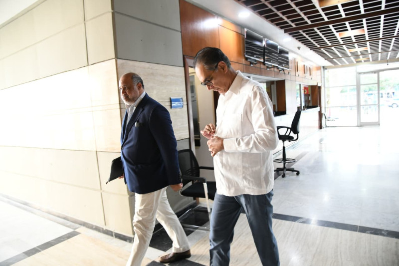 El exdirector de SeNaSa, doctor Santiago Hazim, llega a la Procuraduría General de la República acompañado de su abogado, Miguel Valerio, para ser interrogado. Fotografía de Glauco Moquete.