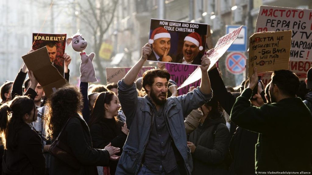 Protestas en Sofía, Bulgaria, exigiendo la dimisión del Gobierno del primer ministro Rosen Zhelyazkov, el 10 de diciembre de 2025.