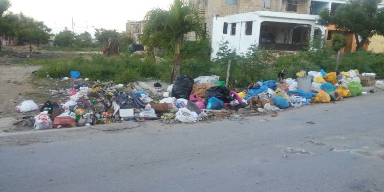 Basura y lluvias, la peligrosa combinación que tiene en alerta a los barrios de La Romana