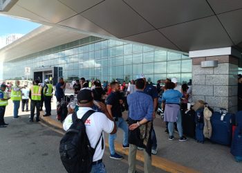 Caos en el AILA: pasajeros varados estallan en protestas ante la falta de respuestas