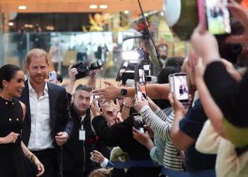 El príncipe Harry y Meghan llegan a Australia para una visita discreta y financiada con fondos privados