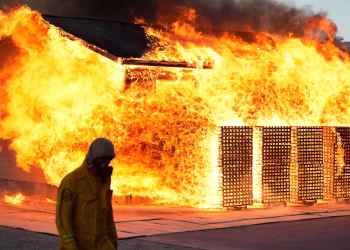 A medida que el planeta se calienta, los científicos queman casas para descubrir cómo protegerlas mejor en caso de incendios forestales