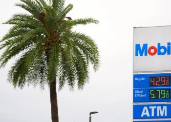 A medida que la guerra de Irán eleva los precios del combustible, los estados dudan en suspender los impuestos a la gasolina. He aquí por qué.