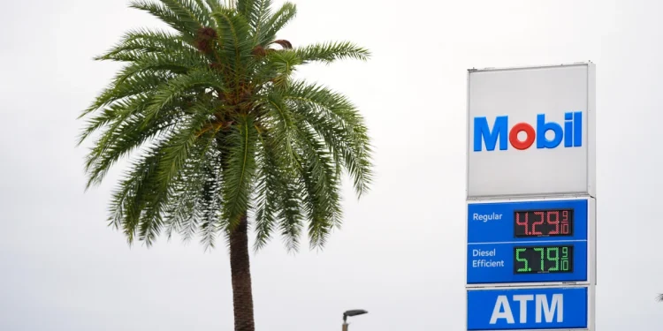 A medida que la guerra de Irán eleva los precios del combustible, los estados dudan en suspender los impuestos a la gasolina. He aquí por qué.