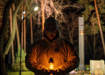 A pesar de la guerra de Rusia, una ciudad ucraniana todavía se reúne para la vigilia de medianoche por Chernobyl