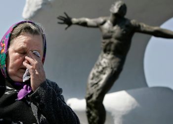 AP estuvo allí: Las primeras víctimas de Chernobyl enterradas en el cementerio de Moscú
