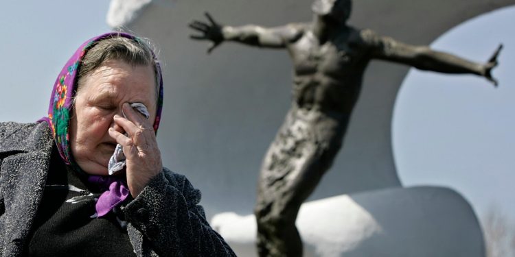 AP estuvo allí: Las primeras víctimas de Chernobyl enterradas en el cementerio de Moscú AP estuvo allí: Las primeras víctimas de Chernobyl enterradas en el cementerio de Moscú
