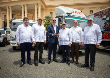 Abinader entrega vehículos al INESPRE para ampliar distribución de alimentos a precios justos