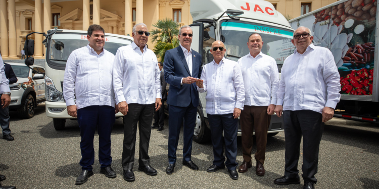 INESPRE recibe 25 vehículos: ¿logística o escenografía electoral? Abinader entrega vehículos al INESPRE para ampliar distribución de alimentos a precios justos