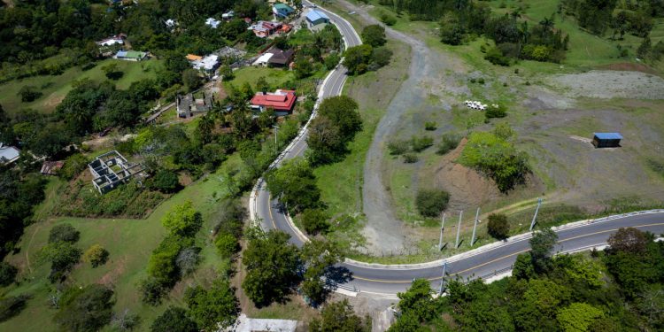 Abinader inaugura carretera Cruce de Pedregal–La Guázuma en San José de Las Matas