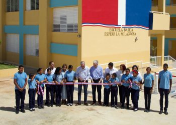 Abinader y De Camps inauguran escuela en Santo Domingo Este con capacidad para 840 estudiantes