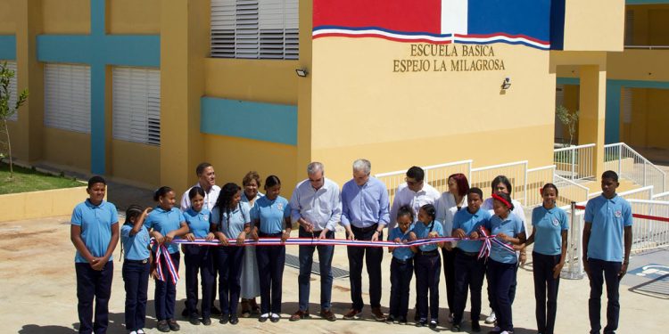 Abinader y De Camps inauguran escuela en Santo Domingo Este con capacidad para 840 estudiantes Abinader y De Camps inauguran escuela en Santo Domingo Este con capacidad para 840 estudiantes