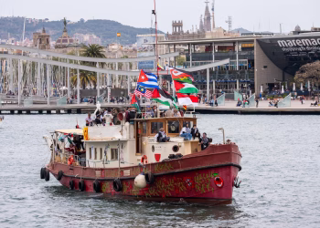 Activistas dicen que Israel interceptó su flotilla de ayuda a Gaza cerca de Creta y detuvo a sus tripulaciones.