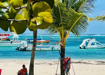 Adompretur exhorta regular el caos marítimo en franja de bañistas en playa de Bávaro
