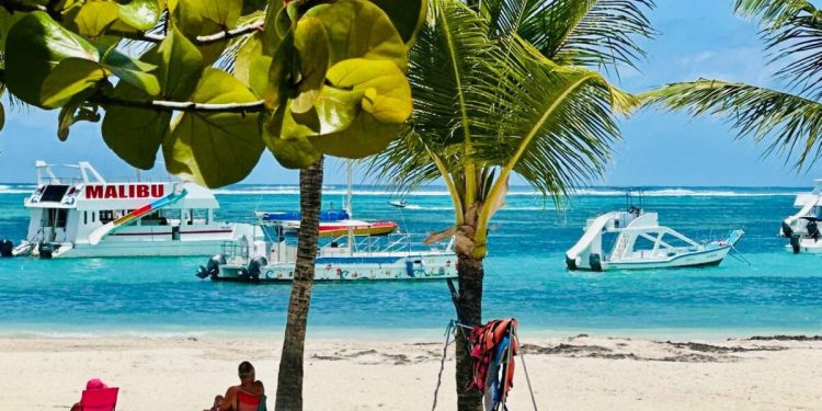 Adompretur exhorta regular el caos marítimo en franja de bañistas en playa de Bávaro Adompretur exhorta regular el caos marítimo en franja de bañistas en playa de Bávaro