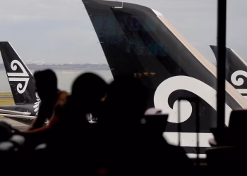 Aerolínea agrega literas para viajeros de clase económica, pero prohíbe refrigerios, olores y abrazos