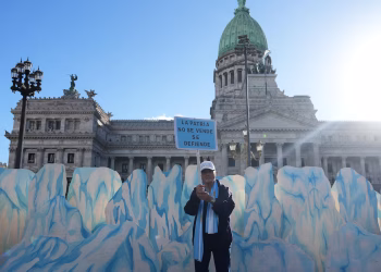 Argentina aprueba proyecto de ley de Milei que flexibiliza protección de glaciares, pese a reacción ambiental