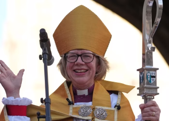 Arzobispo de Canterbury se reúne con el Papa y reza en el Vaticano