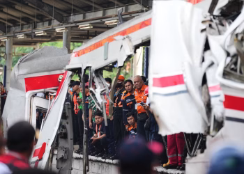 Ascienden a 14 los muertos en accidente de tren en Indonesia