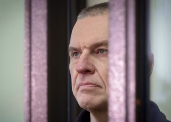 Bielorrusia libera al destacado periodista Andrzej Poczobut en un intercambio de prisioneros de 10 personas