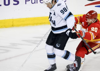 Brayden Pachal tiene 3 puntos y los Flames vencieron al Mammoth 4-1