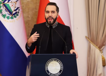 Bukele de El Salvador firma reformas que permiten penas de cadena perpetua para jóvenes de hasta 12 años