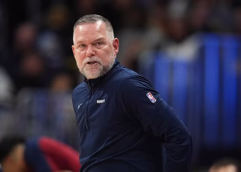 Carolina del Norte contrata al entrenador Michael Malone, ganador del campeonato de la NBA, para dirigir Tar Heels