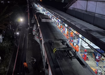 Chocan trenes cerca de la capital de Indonesia y matan al menos a 3 personas