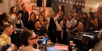 Cientos de personas llenan la plaza de Montevideo mientras La Rueda de Candombe culmina una gran carrera