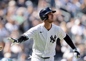 Cody Bellinger pega dos jonrones y remolca cinco mientras los Yankees derrotan 13-4 a los Reales en apuros