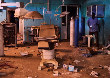 Cómo un cirujano mantuvo en funcionamiento un hospital de Sudán en el frente de guerra