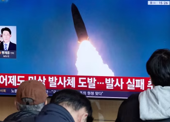 Corea del Norte dice que sus últimas pruebas de armas incluyeron misiles con ojivas de bombas de racimo