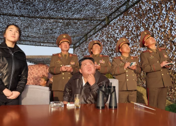 Corea del Norte vuelve a probar municiones en racimo en un lanzamiento observado por Kim