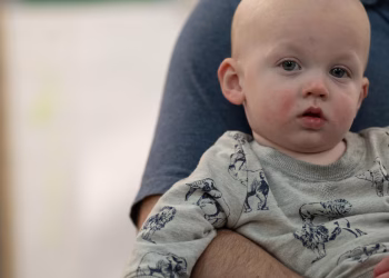 Demasiado pequeños para recibir la vacuna MMR, los bebés se convierten en "blancos fáciles" en los brotes de sarampión