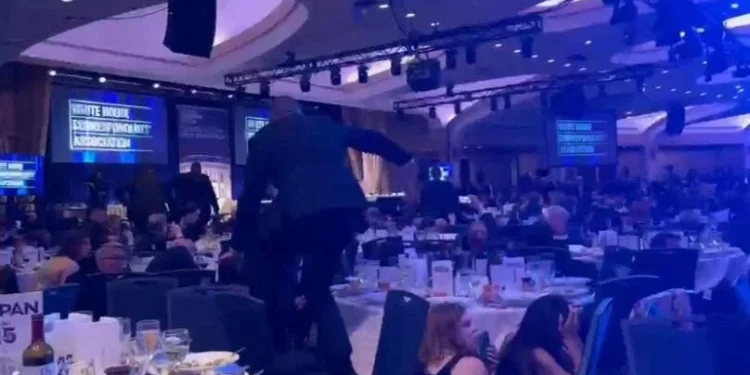 Dentro de la cena de corresponsales de la Casa Blanca cuando se escucharon los disparos: esto es lo que vieron y oyeron los periodistas de CBS News.