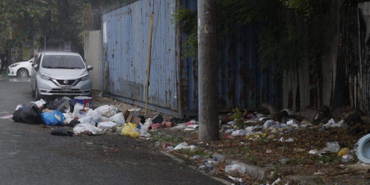 Deterioro Alarmante en Santo Domingo Este: la Basura y los Filtrantes Destapados que el Estado Ignora Deterioro Alarmante en Santo Domingo Este la Basura y los Filtrantes Destapados que el Estado Ignora