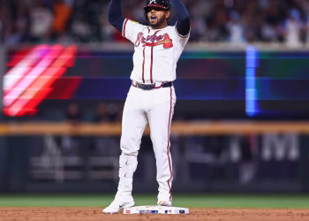Dominic Smith tiene 4 carreras impulsadas, incluido un doblete de 3 carreras en la octava entrada para ayudar a los Bravos a vencer a los Marlins 6-5