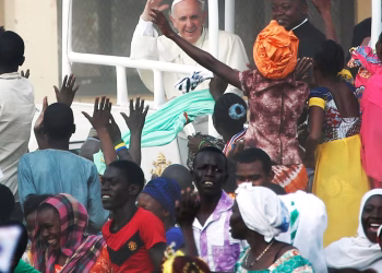 El Papa León rinde homenaje al Papa Francisco en el aniversario de su muerte