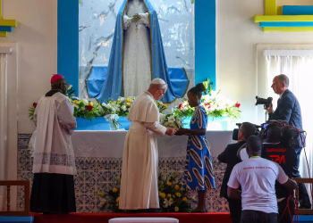 El Papa reza en un santuario católico en Angola que fue un centro de trata de esclavos africanos