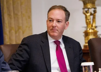 El administrador de la EPA, Lee Zeldin, dice a los escépticos del clima que "celebren la reivindicación" después de la derogación de la ley