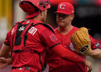 El doble de 3 carreras de Lowe's en la primera impulsa a los Rojos a 7-3 sobre los Angelinos mientras el manager de Los Ángeles, Kurt Suzuki, es expulsado