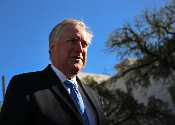 El exjefe de gabinete de la Casa Blanca, Mark Meadows, busca el reembolso del Departamento de Justicia por los honorarios legales incurridos en las investigaciones relacionadas con Trump