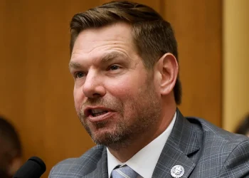 El fiscal de distrito de Manhattan investiga acusaciones de agresión sexual contra el representante Eric Swalwell