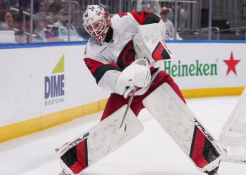 El gol de Jankowski en el tercer período lleva a los Hurricanes a superar a los Islanders 2-1